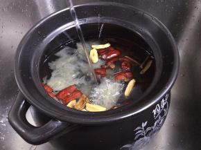 放适量净水器的水入煲中