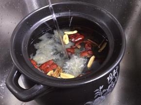 放适量净水器的水入煲中