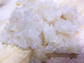 将泡发的银耳去尾部，在切小块