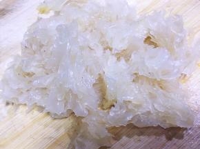将泡发的银耳去尾部，在切小块