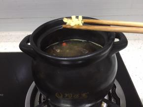 将木耳洗净后切块放入煲中