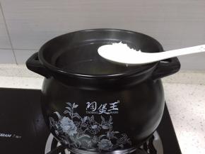 打开盖子加入一勺白糖