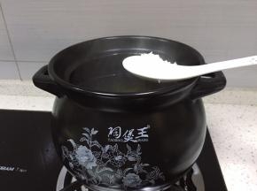 打开盖子加入一勺白糖