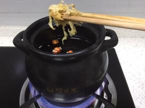 将干贝边放入煲中，中火