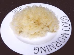 将银耳洗干净，用热水泡发