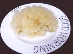 将银耳洗干净，用热水泡发