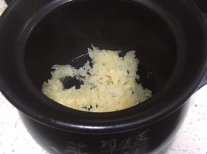 准备一个煲，将切好的银耳放入