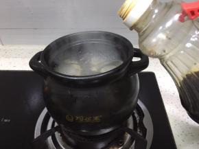 加入一勺生抽调味