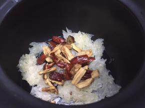 将切好的红枣块放入煲中