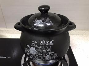 盖上锅盖小火焖煮2小时