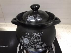 盖上锅盖小火焖煮2小时