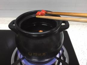 准备一个煲，放入适量水，将红尖椒洗净切段放入煲中