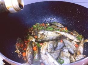 加入一勺生抽调味