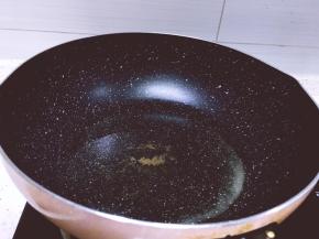 锅里放油，加入一勺盐