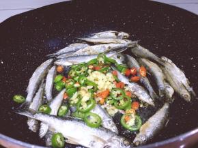 加入青尖椒段，蒜末，生姜末爆香