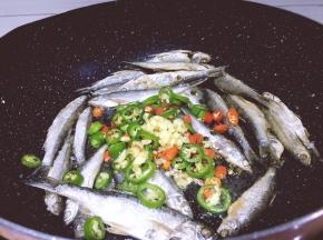 加入青尖椒段，蒜末，生姜末爆香