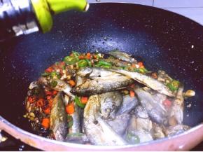 加入一勺酱油调色