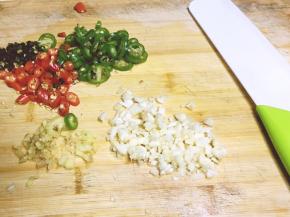 将生煎切碎，大蒜拍扁切碎，将花椒洗净，红尖椒洗后切段，青尖椒洗净后切段准备好