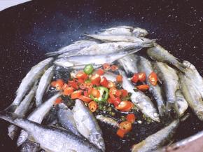 煎至5分熟，加入红尖椒段，和花椒粒