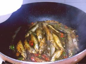 加入少许水大火不断颠锅，让汤汁均匀入味，大火收汁