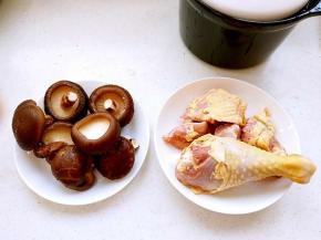 鸡腿、鸡块备好，香菇泡发好。