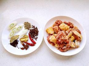 鸡腿、鸡块剁成小块。准备好的调料：八角、花椒、小茴香、香叶、辣椒、葱、姜、红曲米等。