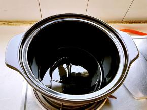 砂锅洗净烧热，放入适量油。