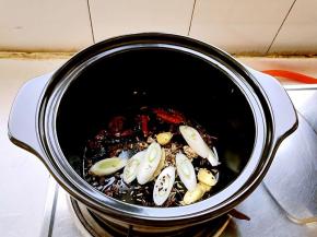 放入八角、花椒、小茴香、香叶、辣椒、葱、姜，爆香。