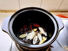 放入八角、花椒、小茴香、香叶、辣椒、葱、姜，爆香。