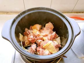 放入鸡块、白糖、料酒，翻炒。