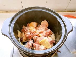 放入鸡块、白糖、料酒，翻炒。