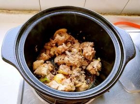 翻炒至变色。