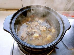 倒入适量开水，烧开撇净浮沫（放点醋利于钙的溶出）。