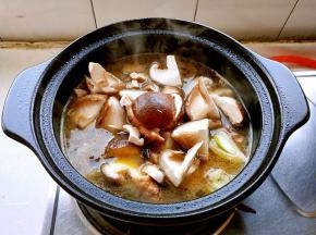放入香菇。