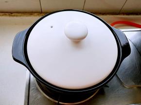 烧开转最小火，盖盖慢炖四十分钟左右（时间灵活掌握，炖至鸡肉熟为止）。