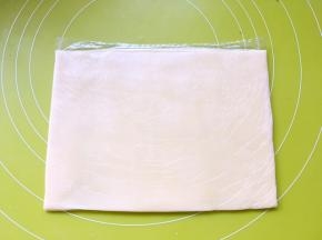 之后对折保鲜袋，用擀面杖将黄油擀成均匀的薄片，入冰箱冷冻