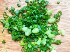 小葱切小段。