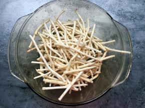 折耳根洗净，拆成约5厘米长的小段。