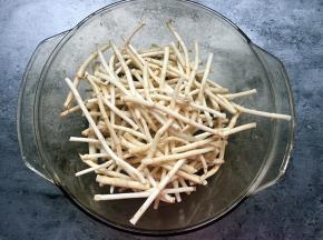 折耳根洗净，拆成约5厘米长的小段。