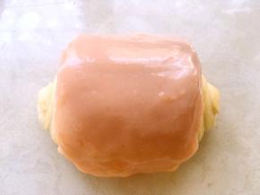 用粉色的巧克力酱淋在冷却的面包表面，粉小妹诞生啦