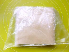 包裹上油纸，装入保鲜袋冰箱冷藏20分钟