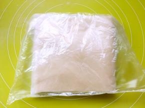 包裹上油纸，装入保鲜袋冰箱冷藏20分钟