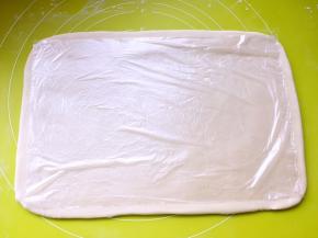 将面团擀成长方形，大小比中号保鲜袋大一点点即可