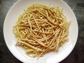 均匀摆上折耳根。