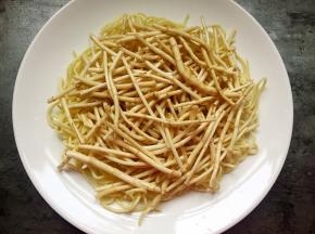 均匀摆上折耳根。