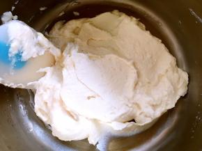 小火加热，边加热边搅拌至巧克力融化，奶酪糊细腻