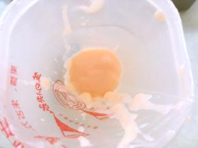 剩下的加入一点点粉色色膏，调成淡粉色，也装入裱花袋