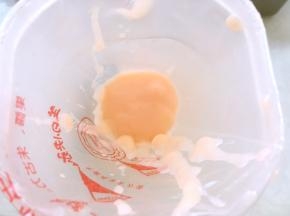 剩下的加入一点点粉色色膏，调成淡粉色，也装入裱花袋