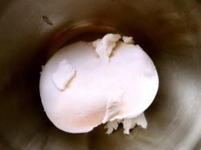 黄油室温软化，奶油奶酪加15克淡奶油跟17克白巧克力搅拌均匀