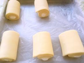 发酵好的面卷明显比之前胖了好多，烤箱预热170度，裁掉的边缘可以装入纸杯，或者放在一旁一起烤